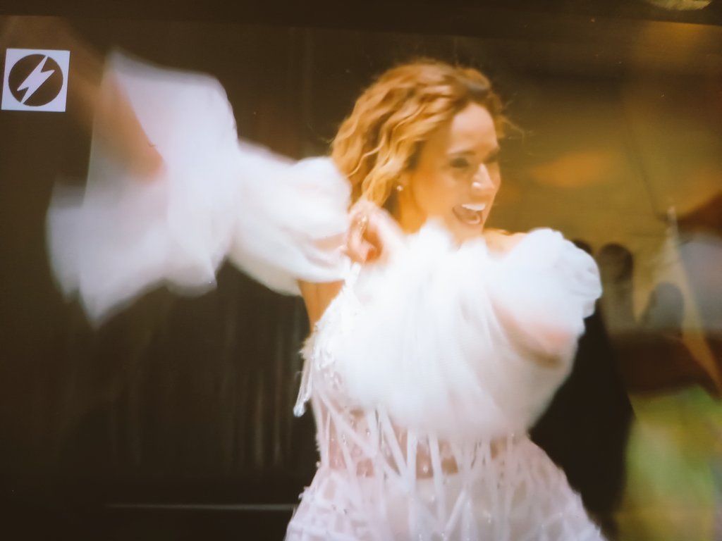 Excelente presentación de #DanielaMercury en #CanelonesSuenaBien
