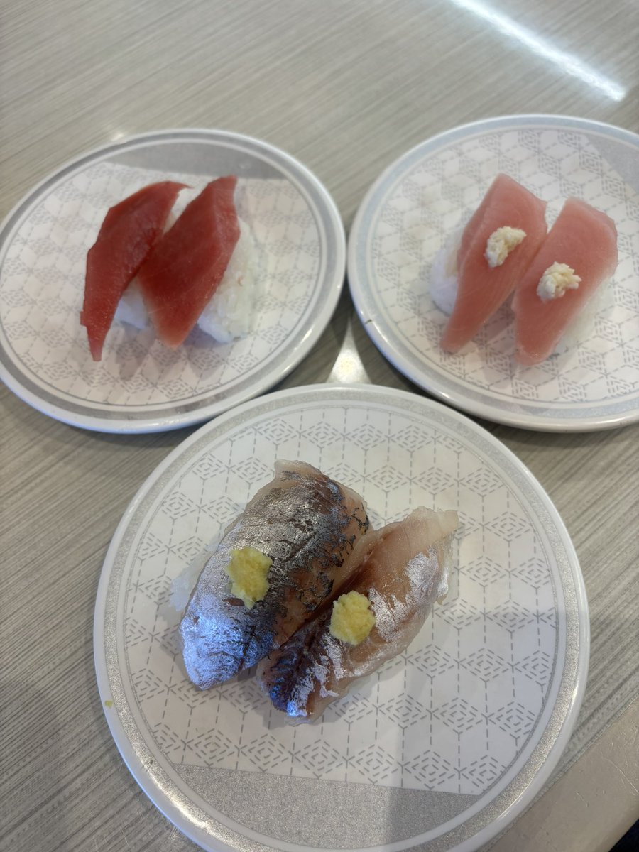 本日のランチは近所の
はま寿司さん🍣に伺いました♪
此方のお店のイカ天ぷら寿司が
大好きでとても美味しかったです✨