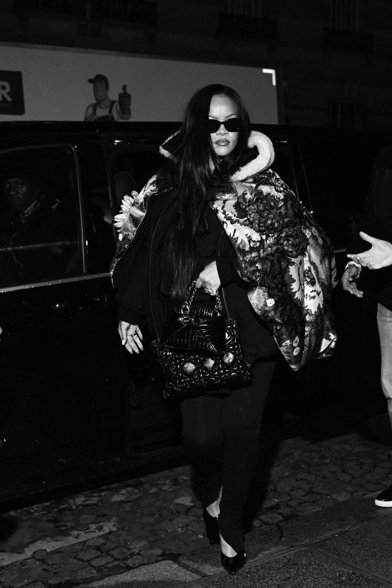 artgalleryfresh's tweet photo. + #rihanna wearing a dior winter 2o26-2o27 coat in oaris on 27 jan, accessorising her look with dior cigale &amp; #dior crunchy bags 🔺. https://t.co/TXXRjM2LLm