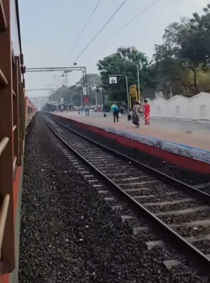 नवीन वर्ष या नश्वर देहाला इकडून तिकडे वाहून नेण्यातच चाललंय. आज रेल्वे जंक्शनवर असलेला हा देह, कधी स्मशानाच्या उंबरठ्यावर जाईल सांगता येत नाही. कॅलेंडर आणि तारखा बदलतात. पण, नशिबाचा प्रवास तोच आहे...!

#गुडूर