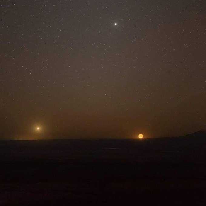 astronomiaum's tweet photo. Olha que lindo! A Lua à direita, Vênus à esquerda e Júpiter lá em cima https://t.co/AEifm3gToU