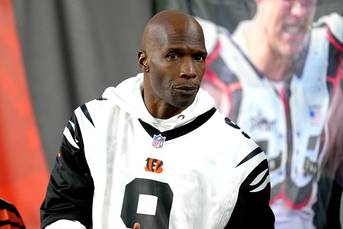 nflrums's tweet image. #Bengals Legend WR Chad Johnson really watched his money when he came to the #NFL : 

- Johnson stayed in the stadium for 2 years to avoid paying a house payment
-Wearing fake jewelry from Claires
- Leasing exotic cars instead of buying them
- Managing his own money to know where…