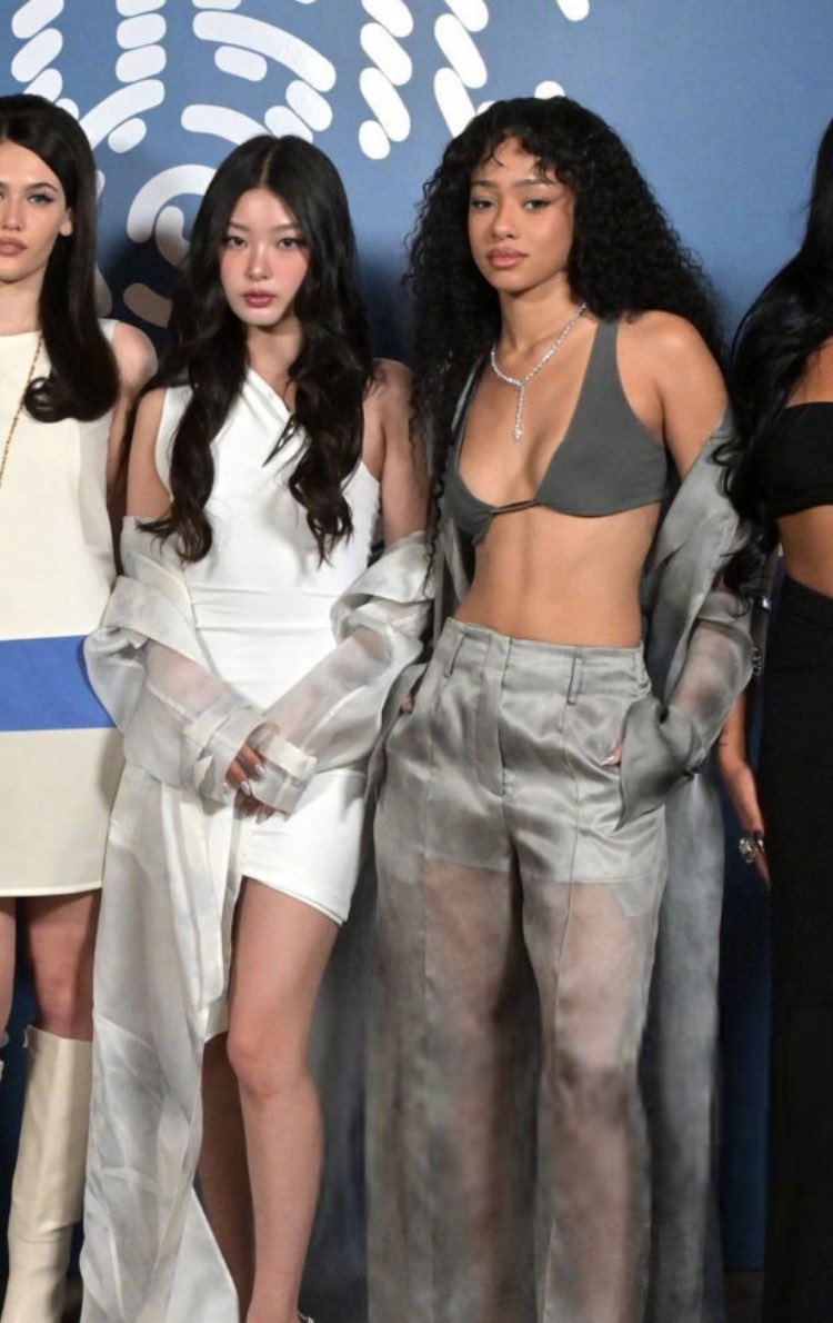 rare occasion yoonchae looking extra tiny next to manon