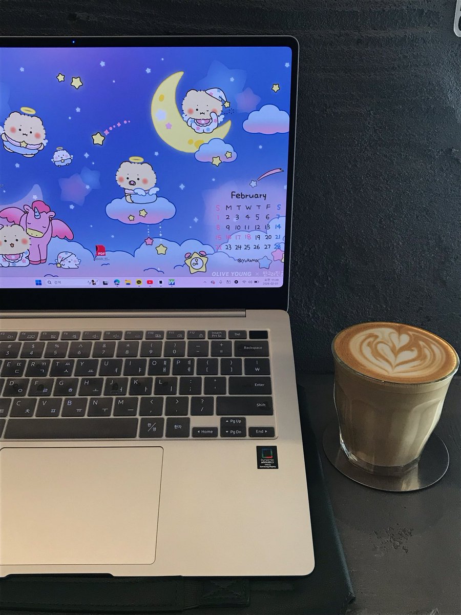 카페에서 여유로운 시간 보내기 ☕️‧₊˚

근데 
현상태 : 노동법 강의 오백개가 날 기다리는 중