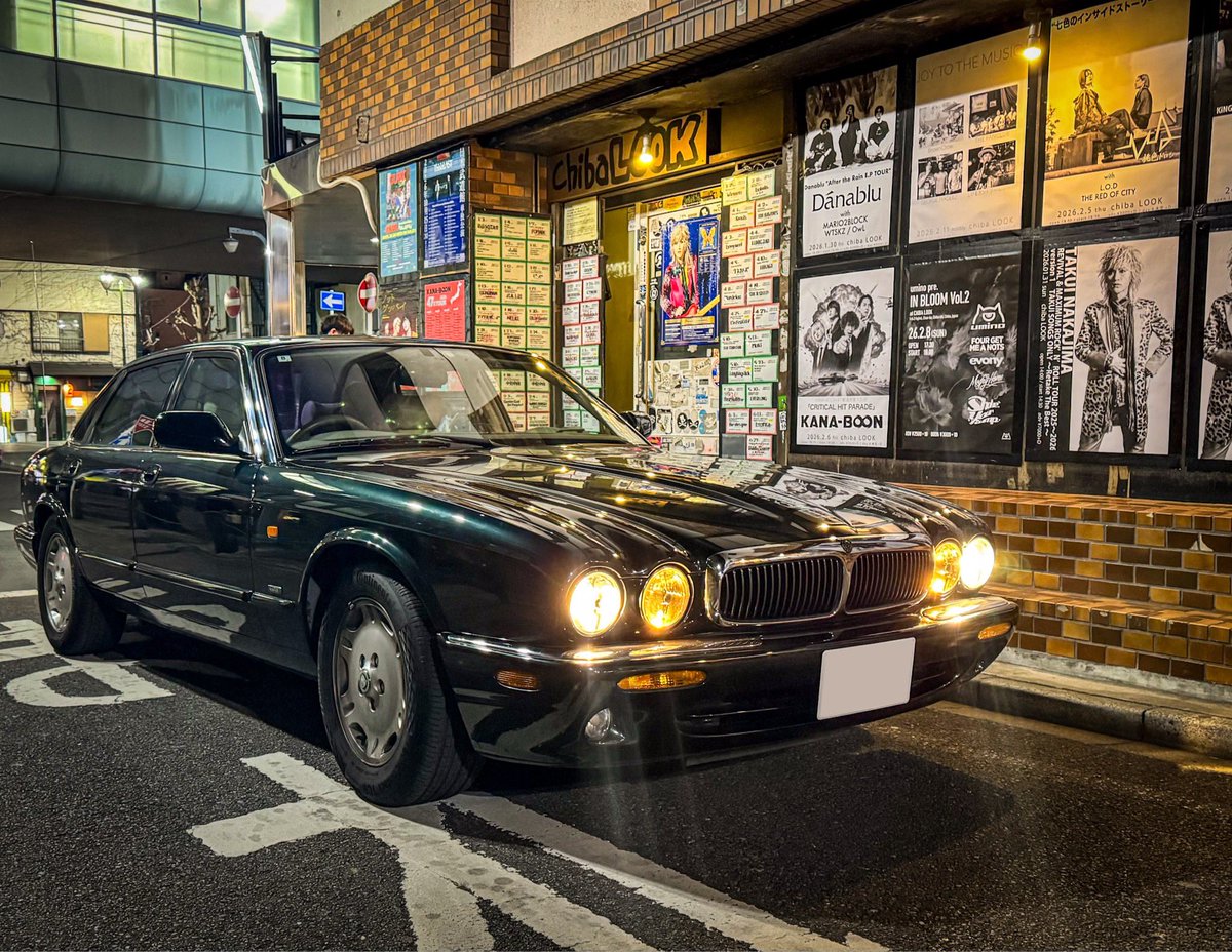 naikyo's tweet photo. ライブハウスの前でも"サマ"になる紳士のグランドツアラー。
真に美しい車はどこに置いても美しい。
#JAGUAR
#x308
#XJ8
#中島卓偉 https://t.co/BAxUhSoC6U