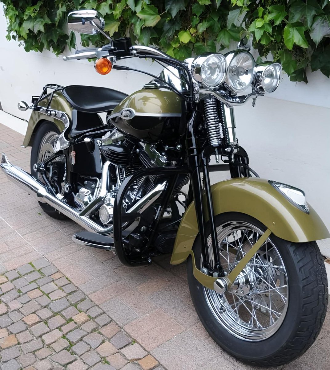 AlejandroJGarza's tweet photo. Harley-Davidson Heritage Springer Softail (FLSTS).
Specifically, this appears to be the 2003 100th Anniversary Edition in the rare and highly sought-after "30s Style" Olive Green and Black two-tone paint scheme. https://t.co/ZRjNLlNHHI
