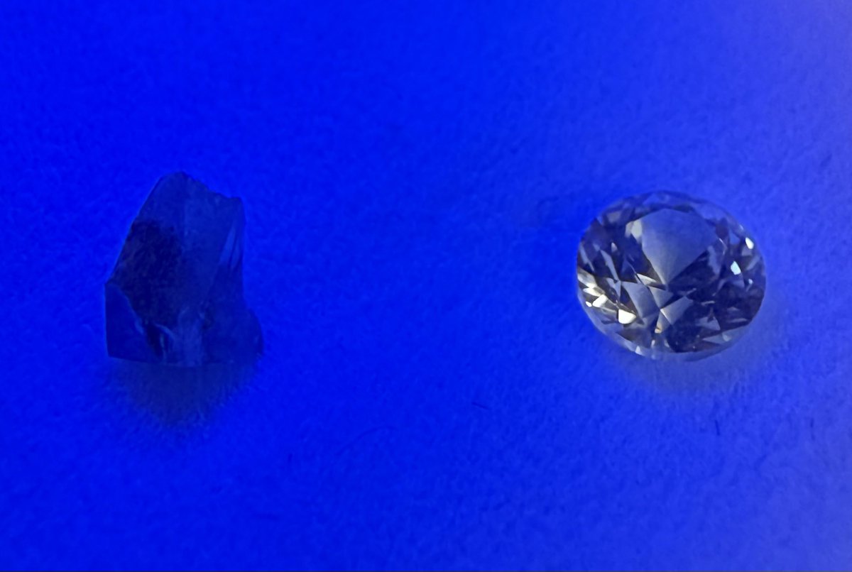 Anglesite
アングレサイト
和名：硫酸鉛鉱
0.39ｃｔ
ラフ未計測
Touissit, Touissit-Bou Beker mining district, Jerada Province, Oriental Region, Morocco

通販で売れなかった中からマイコレに確保した1石
蛍光は短波照射時
長波は無反応でした