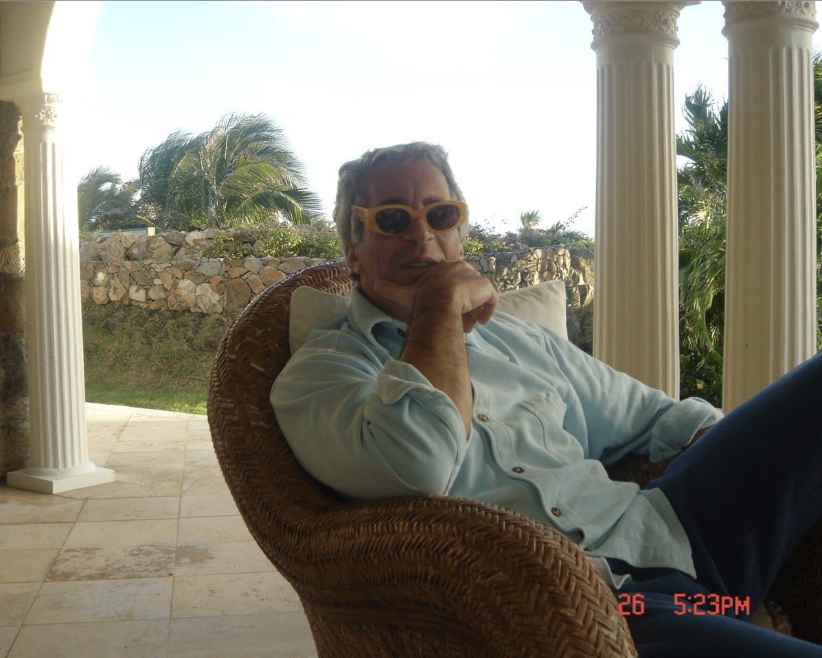 MattWallace888's tweet image. Who did he get those glasses from? They look a little small for him 😳