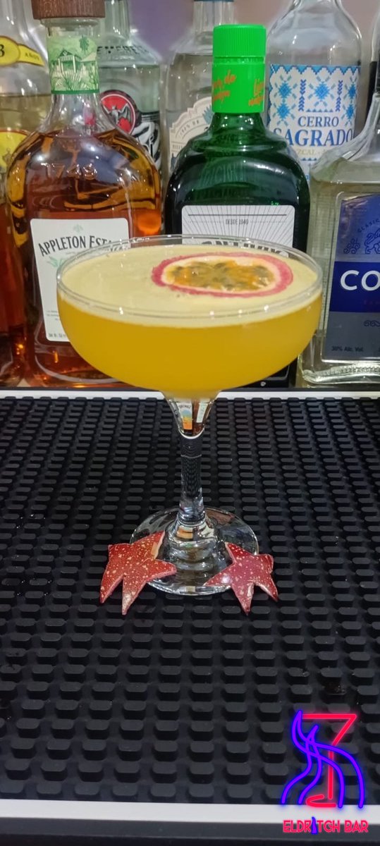 pornstar martini

un coctel para los que no tienen pareja en febrero

1 ½ onzas de vodka de vainilla
½ onza de licor de maracuyá
½ onza de jugo de limon
½ onza de jarabe simple o de vainilla

#cocktail #drinks #coctel #cocteleria