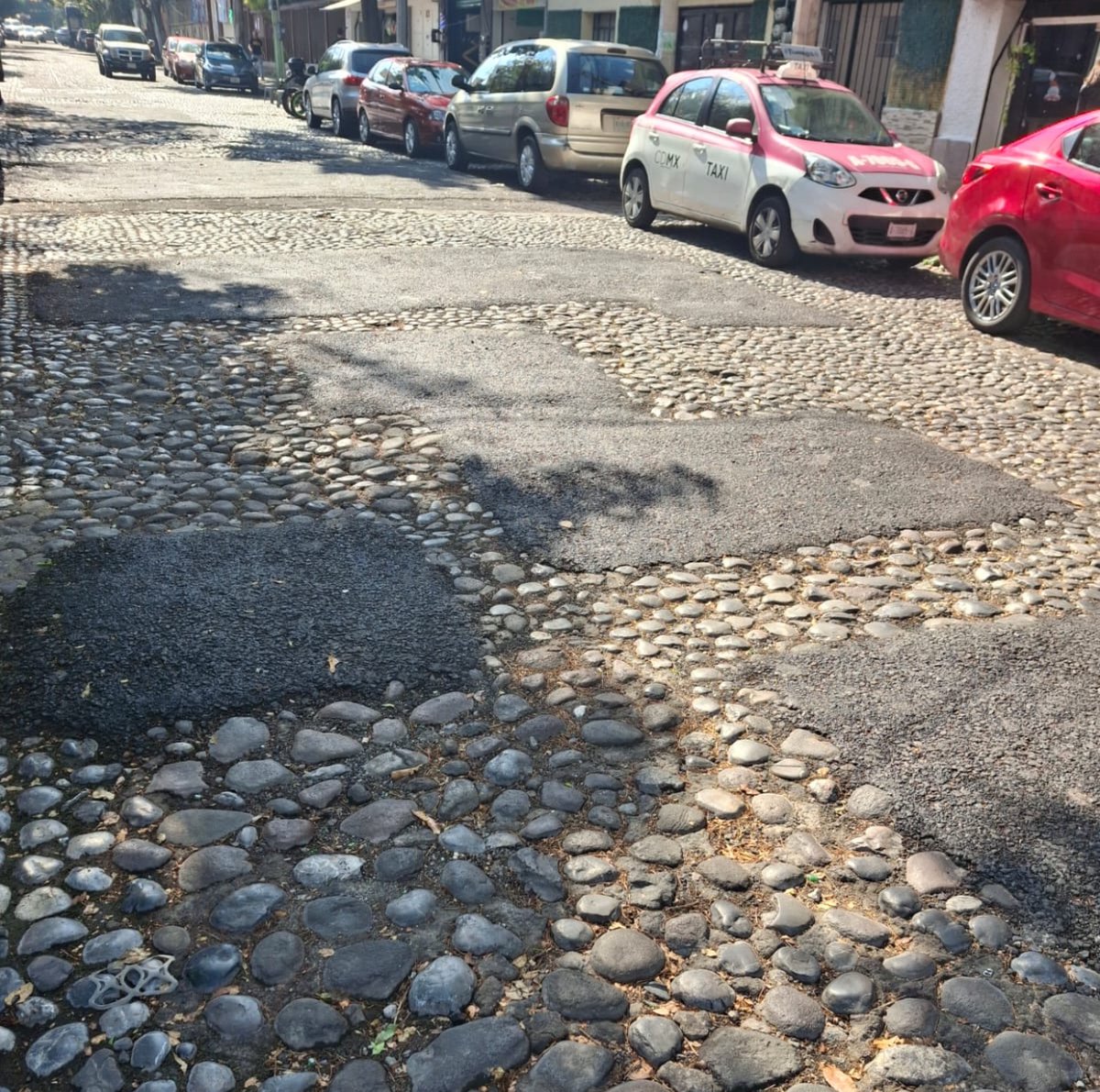 patrimoniomx's tweet photo. Mientras que en Italia se gastaron millones de euros en recuperar sus empedrados para conservar su paisaje cultural, la Alcaldía Álvaro Obregón decidió junto con un grupo de bares, tables y restaurantes que era mejor para sus valet parking colocar asfalto en lugar de conservar el empedrado. #cdmx @Claudiashein @ClaraBrugadaM