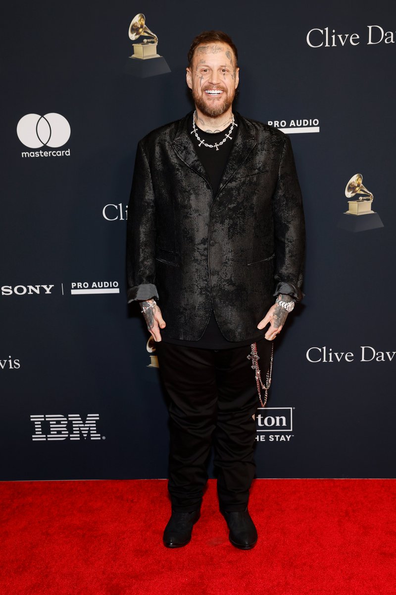 extratv's tweet image. Jelly Roll and Bunnie Xo make one hot couple at the Clive Davis Pre-GRAMMY Gala! ❤️‍🔥

#Grammys