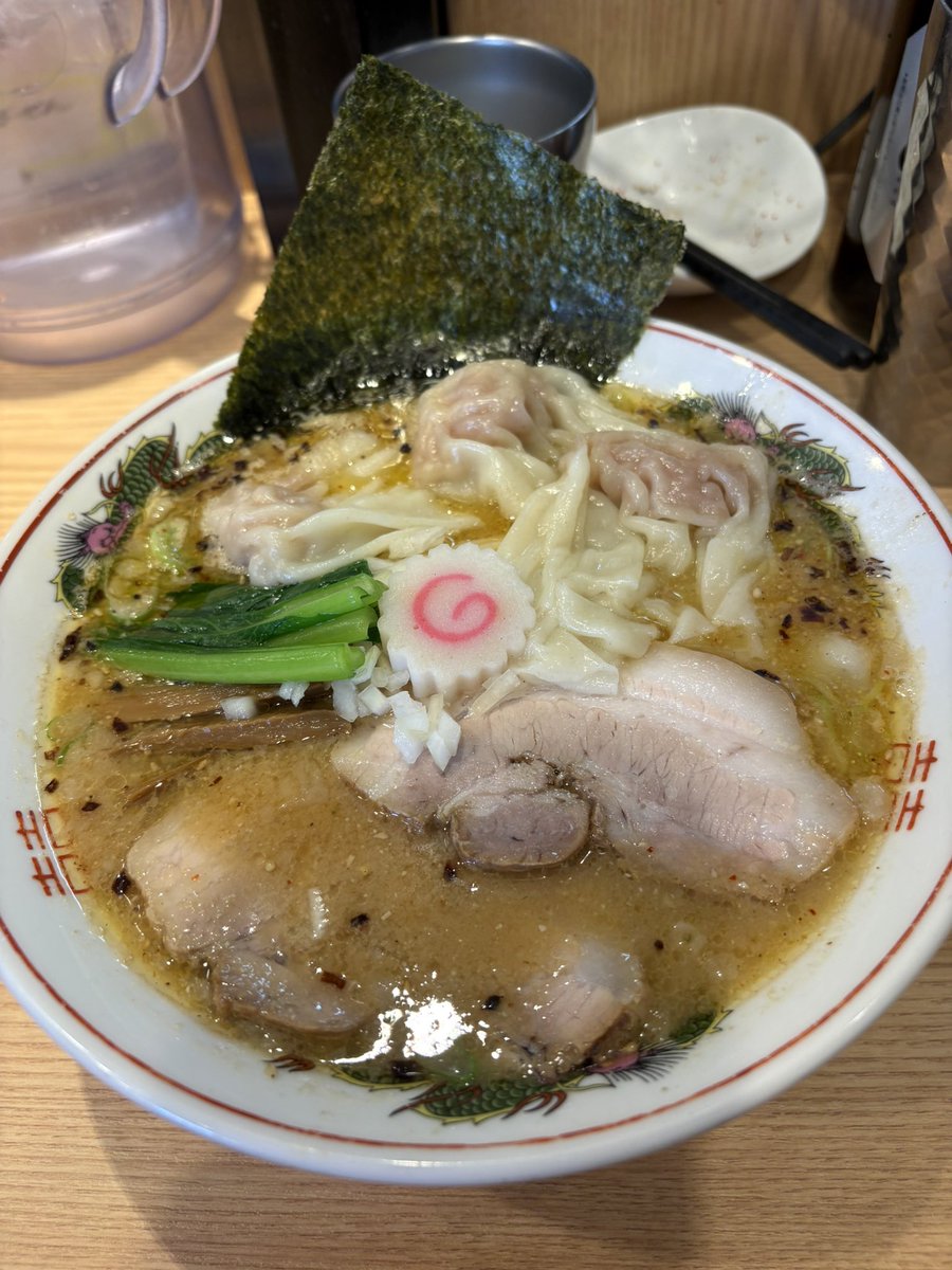 今日は中村麺三郎商店さん😀
念願の背脂煮干し味噌らぁめん😃
ヤバイ😆最高においしい🥰今まで食べたことない感じ😁相変わらず麺が美味しい😊チャーシューも旨し👍海老ワンタンは悶絶級の旨さ🤣マジ神だよ😇
いつも有難う御座います🙇🏻‍♀️🙏
お腹いっぱい胸いっぱい☺️
あ〜幸せ🩷ご馳走様でした😋