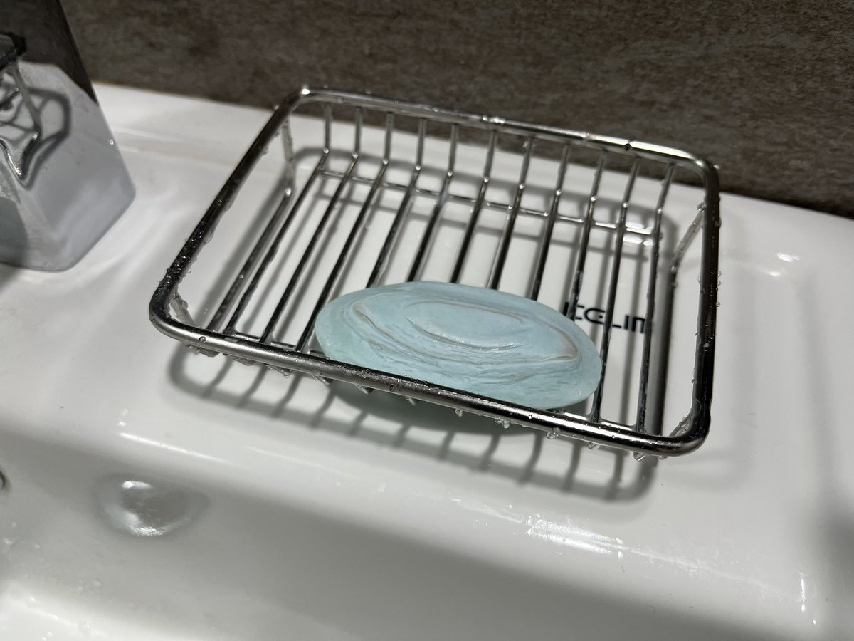 비누가 조금 남으면 새 비누에 붙여서 쓰는데, 그게 몇 개째 반복되니까 일종의 지층같은게 생겼다. 리버스 테세우스의 비누같은건가.