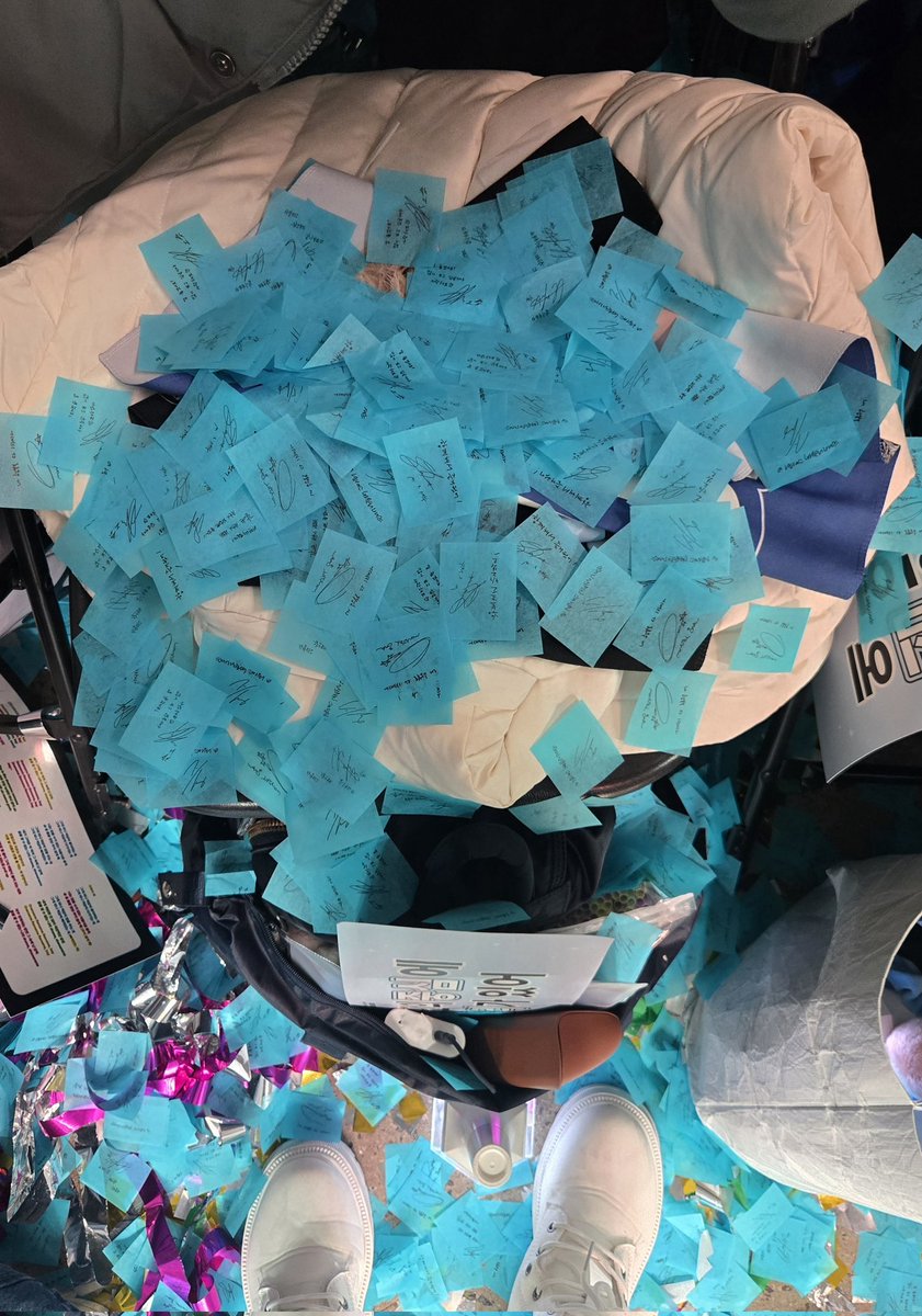 NoTomorrow8's tweet photo. Hello~ to #Monbebe who weren't able to attend 31st's show &amp; to Bebe who sat on 1st &amp; 2nd floor last night 👋🏻🤓
I was very lucky to be rained on by blue confetti last night, so I collected a lot. Am planning to give away 30 sets of the blue confetti today, after soundcheck (1/4 https://t.co/4KK7ktd6JK