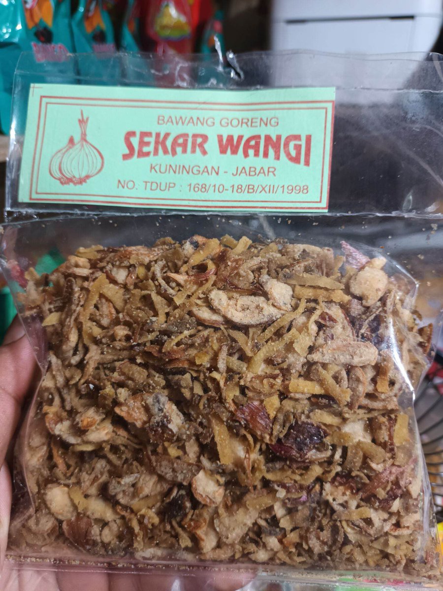 BanyuSadewa's tweet photo. Rame video bawang goreng curah dan ada org2 yg baru tau itu dicampur ubi, tapi zuzur gw kalo ke pasar msh suka beli bagor ginian buat makan indomie 😂enak kriuk2.

Lgpula ada yg bilang penipuan lah apalah APESIIIK? sebungkus jg harganya 5rb yaudah pasti ditipu lah bukan 100% bagor 😂 Sama aja kek lo makan “saos tomat” di kang bakso yg lo tau itu terbuat dari pepaya busuk yg dibejek kaki