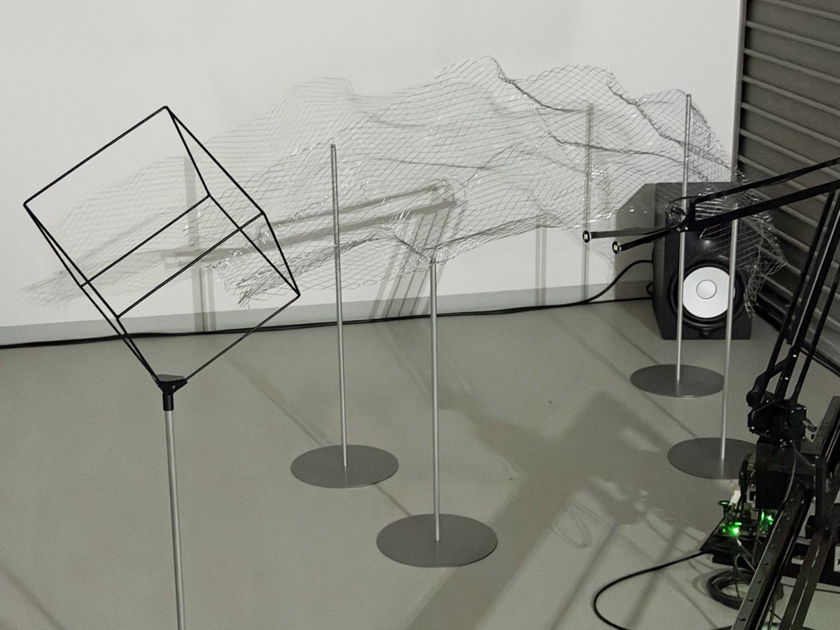 今回観た中で一番面白かったのはShadowUp(なぜか29,30日のみ展示) 3Dグラスと同期した１対のライトを使って両眼視差のある影を作り立体視させる。基本的な仕組みはシンプルながら、影が飛び出して見えるというのが初体験で新しい！ 惜しむらくは写真(や動画)で凄さが全く伝わらないw #TOKYOPROTOTYPE