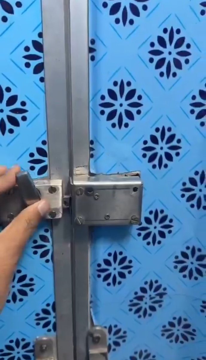 ट्रेन के शौचालय में 1 घंटे से अधिक फंसे रहे राजस्थान के पूर्व सीएम वसुंधरा राजे के मीडिया सलाहकार महेंद्र भारद्वाज 

पूरी खबर कमेंट बॉक्स में 👇👇