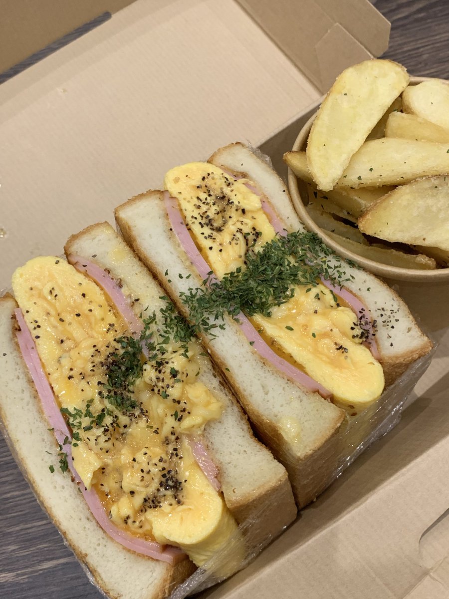 【チャームサイドサンドイッチ 大阪なんば店】
大阪市浪速区日本橋3-5-25 高島屋東別館 1F

たまごサンドイッチ🥪のオムBOXを注文🙌

超アツアツの巨大なサンドイッチ❗️
たまごがトロトロでめちゃ美味い😋☘️