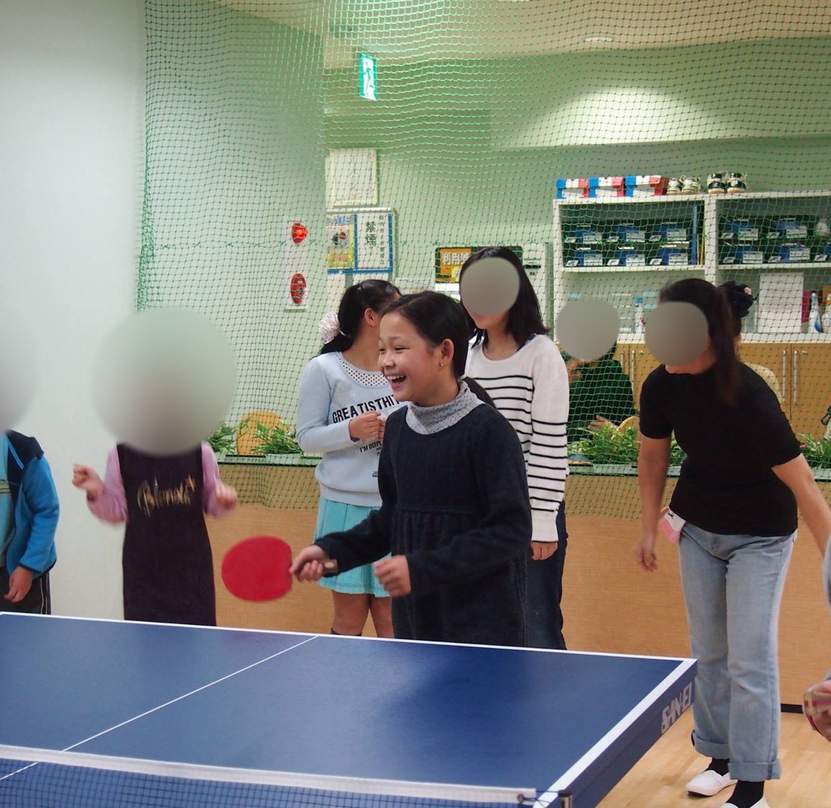 ちびミカが卓球してる