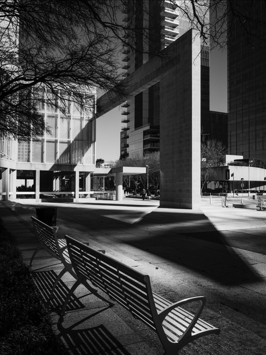 CesarDDV's tweet photo. From architecture studies to graphic design, photography is my bridge: capturing bold shapes, striking contrasts, and memorable silhouettes in structures—from tiny homes to skyscrapers. Where form, function, and artistry collide. 

#Architecture #GraphicDesign #leicasummillux https://t.co/R82x3VaNH5