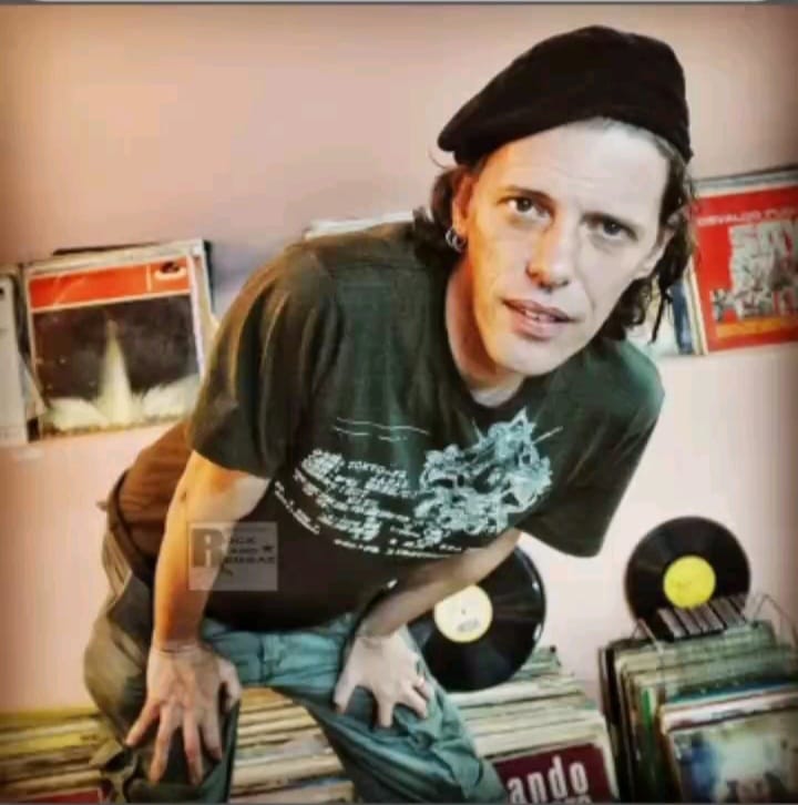 “Con el punk pasa lo mismo: la mayor parte de la gente no lo lleva en esencia, sólo se disfraza. Piensan que el punk es salir borracho a la calle. Para nosotros ser punk es una lucha”. Enrique Chalar #PilVive

Feliz cumpleaños, querido Pil 💔