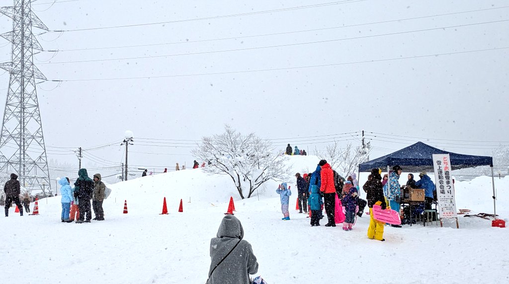 最後の出演前に腹ごしらえ😋

栃尾のあぶらげミニ食べ比べコーナーの「食べ比べセット」と具だくさん「あぶらげきのこ汁」✨

今日は寒いから、熱々のきのこ汁と焼きたてあぶらげがしみる〜🧡

みんなもぜひ食べにきてね♪
