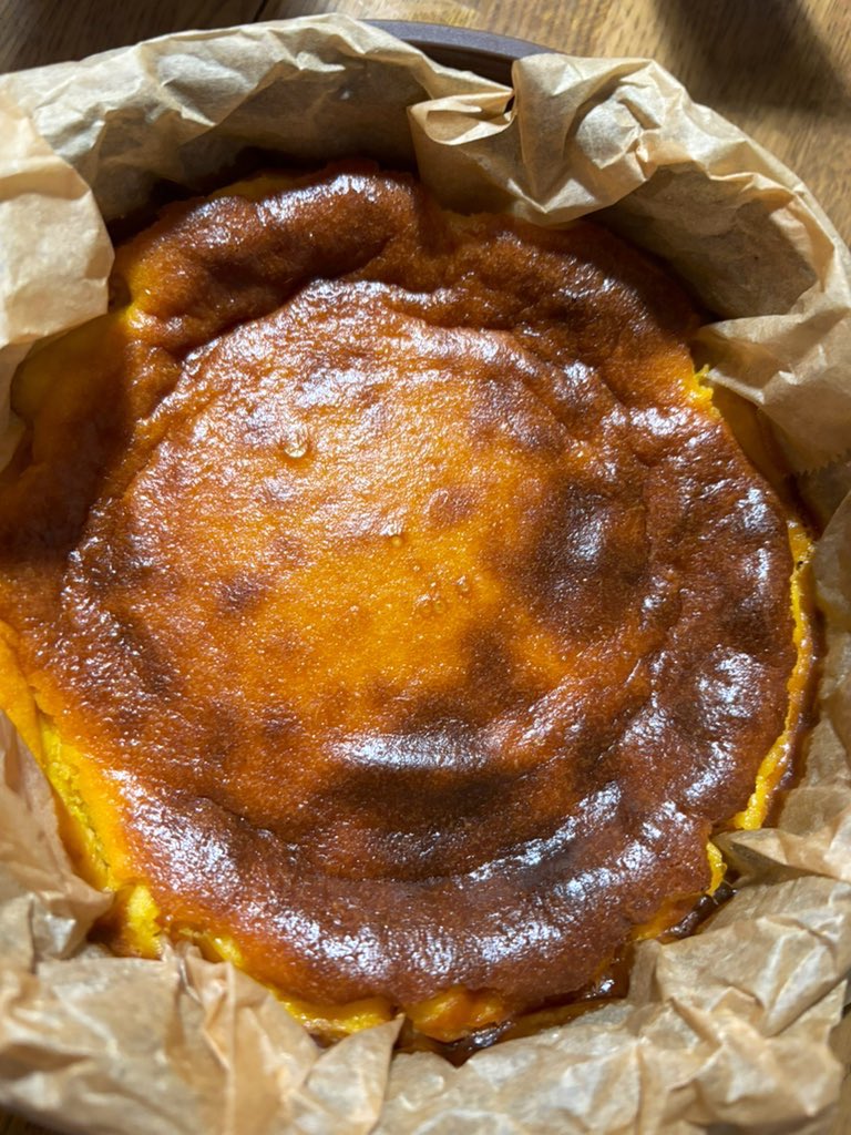 最近焼いたバスクチーズケーキ見てください🧀