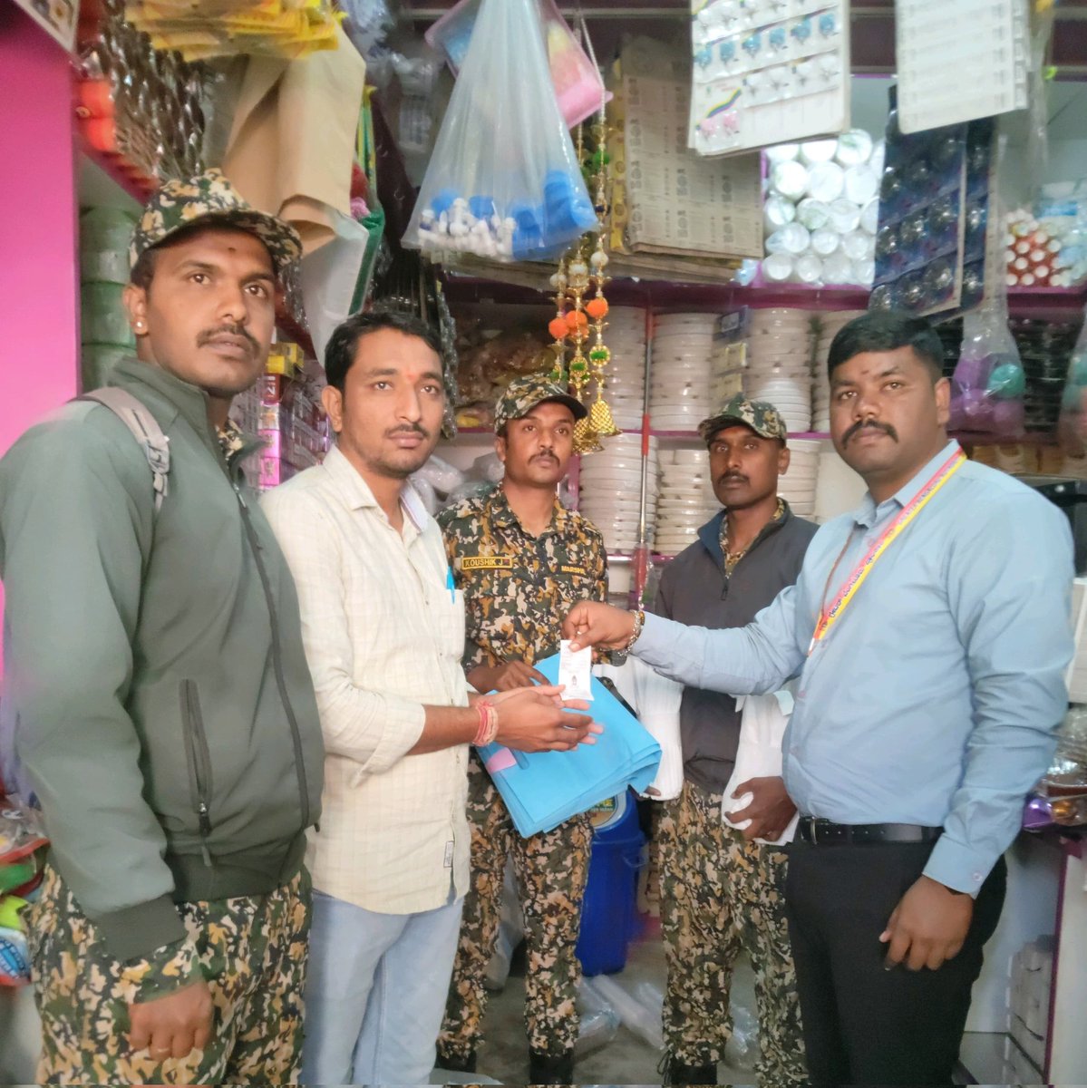 BECCUPDATES's tweet image. drive conducted by: Divisional Marshal Supervisor, Ward Marshal, and Prahari Squad Marshals.

📢 BECC urges all traders to strictly follow the single-use plastic ban to avoid penalties and support a cleaner environment.

#BECC #PlasticBan #EnforcementDrive #CleanBengaluru