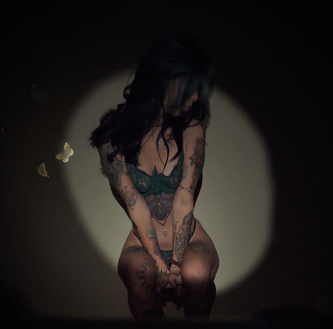 Dallasmears22's tweet photo. NSFW🔞
 
50% off FCFS just bc I logged back in after years of forgetting about this page 🤣

https://t.co/Plfl3eGiCE https://t.co/V8MmG9QLcP