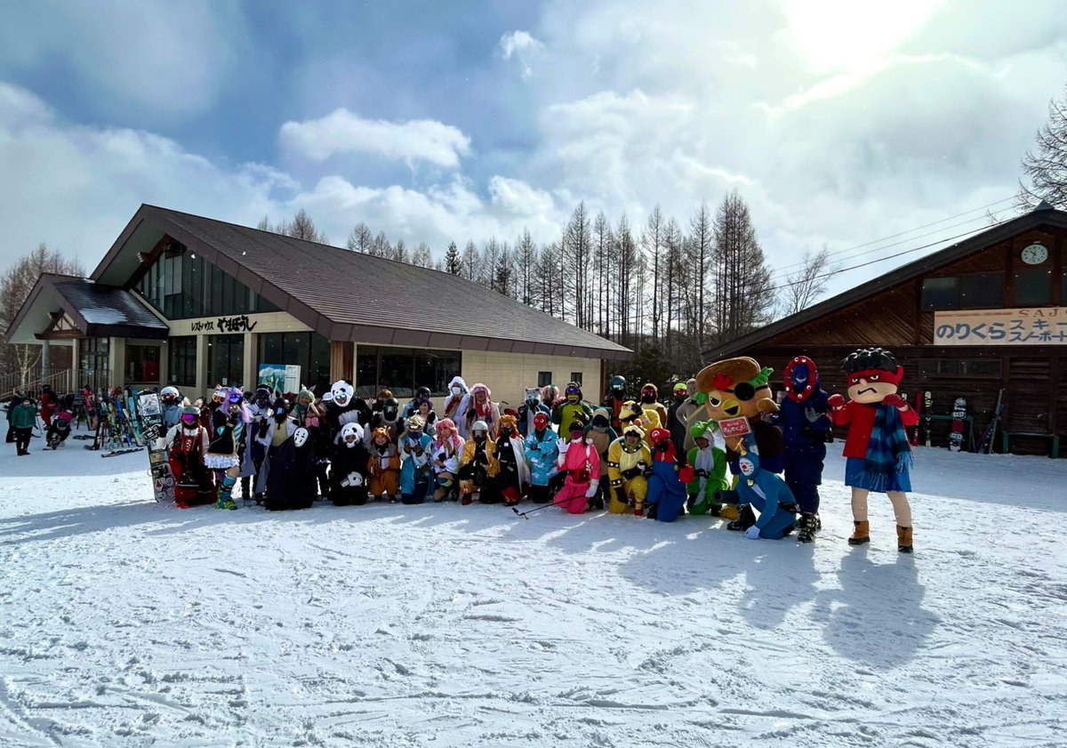 _takanotsume_'s tweet photo. 【松本市✖️鷹の爪団】
⛄Mt.乗鞍スノーリゾート⛄に吉田くんが登場！✨
今日は「さんぞくっくの日」🐓コスプレで一日リフト券が半額🎫
松本の冬山は家族で楽しめる、❄️ほっとできるスノーリゾート❄️
この冬、吉田くんが松本のスキー場を巡ります🌟
⛷️『ほっとスキー 乗鞍/野麦』⛷️ https://t.co/aY9mfXKZzk