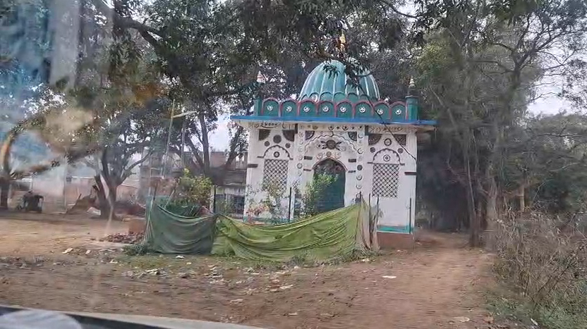 श्रावस्ती : अवैध मजार को लेकर विवाद कायम
➡नोटिस, जांच के बाद भी कार्रवाई नहीं
➡ग्रामीणों ने जल्द कार्रवाई की मांग की
➡तिलकपुर मोड़ पर है मलंग शाह मजार
➡इकौना तहसील गिलौला ब्लॉक का मामला
#Shravasti #IllegalMazar <a href="/shravastipolice/">Shravasti Police</a>