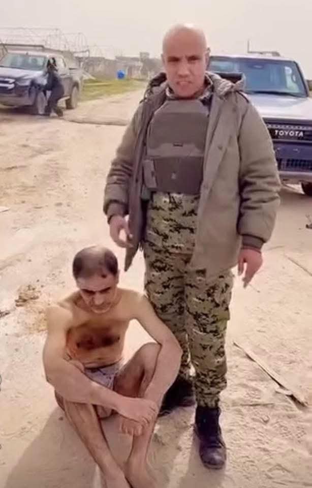 التاريخ يعيد نفسه…
الصورة الأولى لشهيد الثورة الجزائرية العربي بن مهيدي، حين وشى به الخونة فاعتقلته فرنسا سنة 1957،
ليُستشهد شامخًا وتبقى قضيته حيّة في ضمير الأحرار.
أما الصورة الثانية، فللمجاهد القائد [أدهم العكر]، الذي اعتقله خونة الـSـهاينة في غـZة عام 2026  وحاولوا كسر