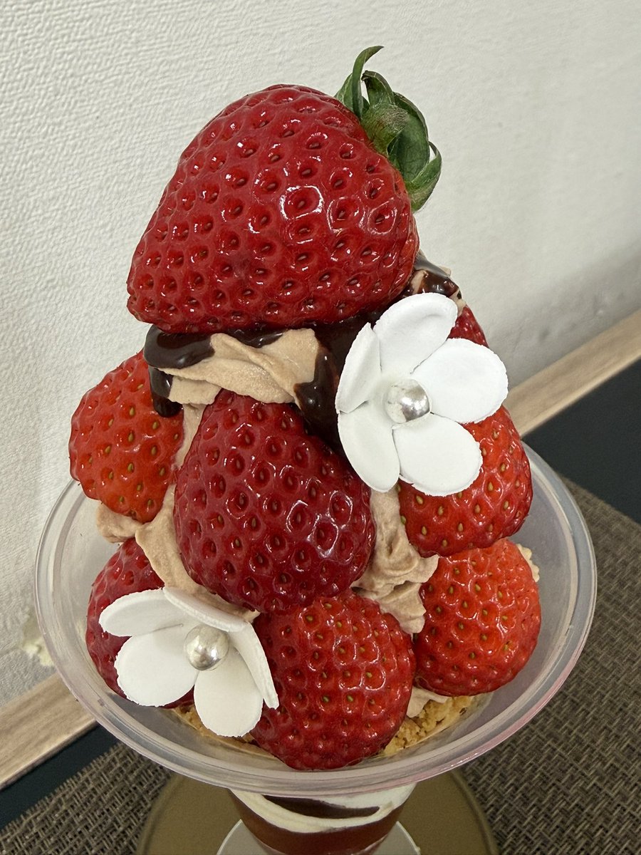 07whitesheep's tweet photo. そごう大宮店のチョコレートパラダイス2026🍫
あまりんのすごいチョコレートパフェをいただきました
昨日と今日2/1の２日間限定です
#ACACIER #久米原農園　#いちご https://t.co/VJQKtgmBmf