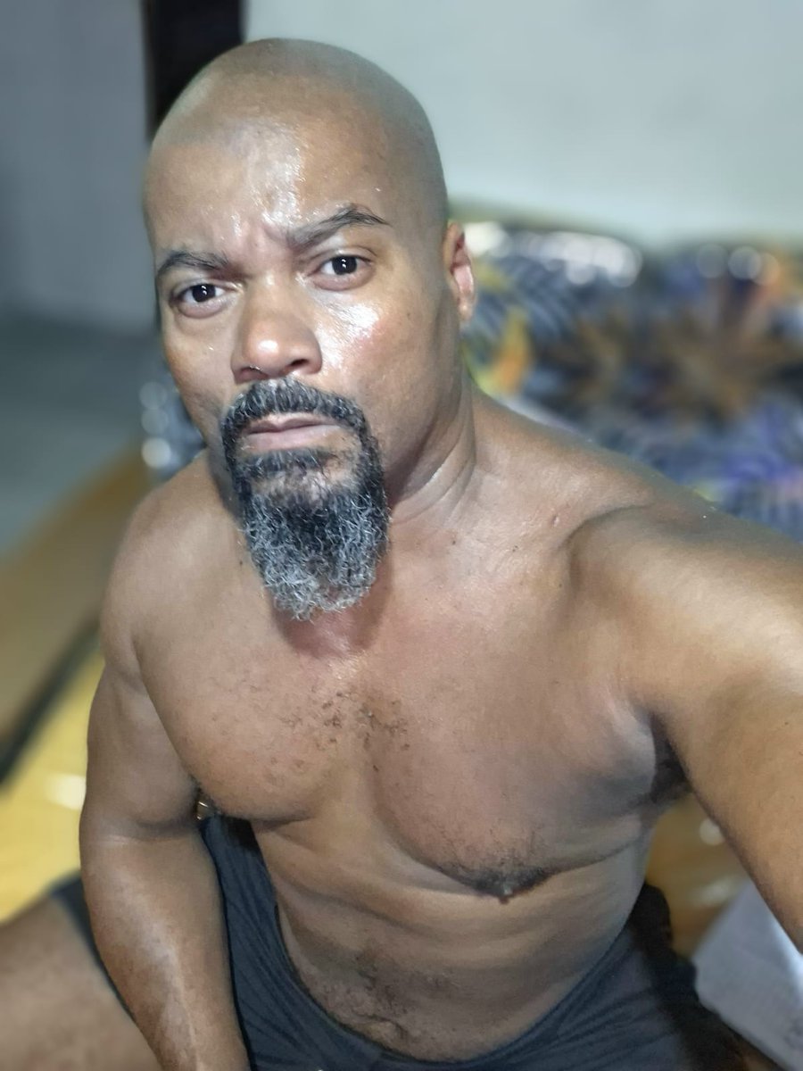 LL197743's tweet photo. Crianças, pasmem, estou em casa em pleno sábado (madrugada de domingo). Acalmem-se... 🫢🤭 #tôemcasa #calma #acontece #carnavalchegando #mandaumzap https://t.co/WvUOyBqEpA