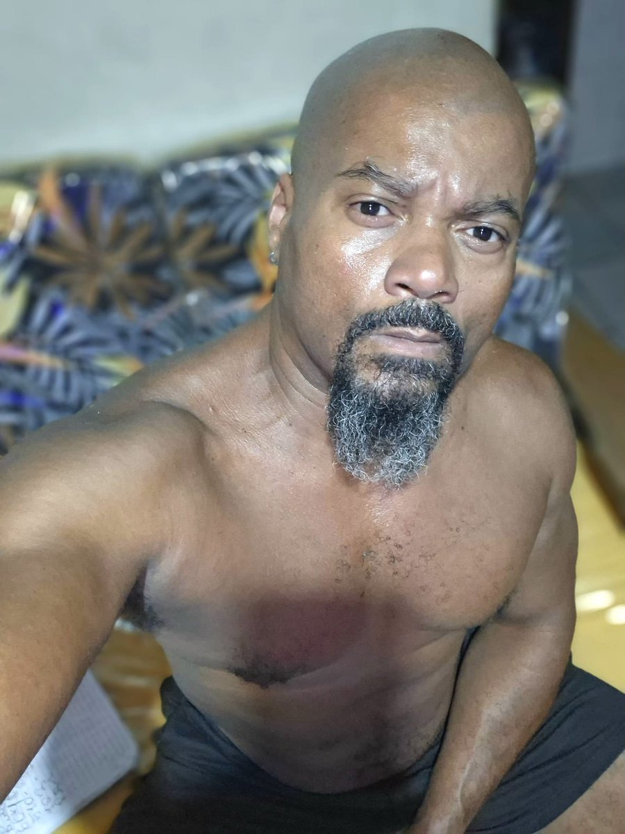 LL197743's tweet photo. Crianças, pasmem, estou em casa em pleno sábado (madrugada de domingo). Acalmem-se... 🫢🤭 #tôemcasa #calma #acontece #carnavalchegando #mandaumzap https://t.co/WvUOyBqEpA