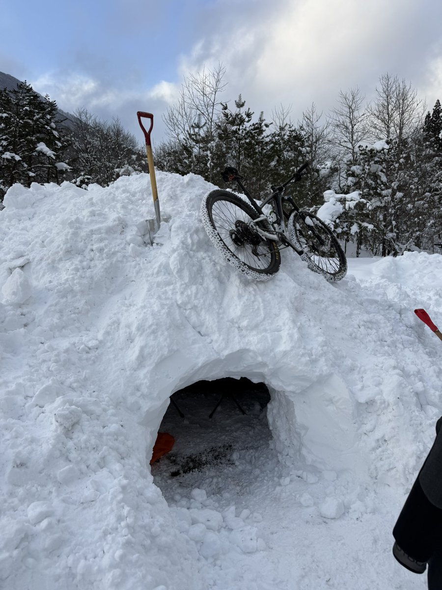 Kei__Allez's tweet photo. 毎年恒例の雪中キャンプ☃️
デカいカマクラ作ったのに天井落ちのリスクを感じで車中泊に😭
来年は寝れるカマクラ目指そう。 https://t.co/4Uq9xfZUXV