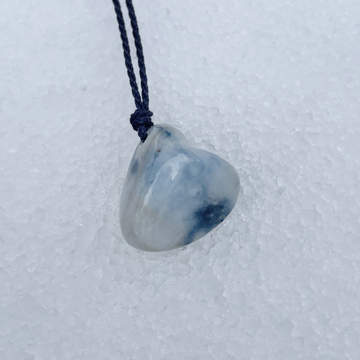 インクブルーの入ったコン沢翡翠💙 削るのが勿体無くて