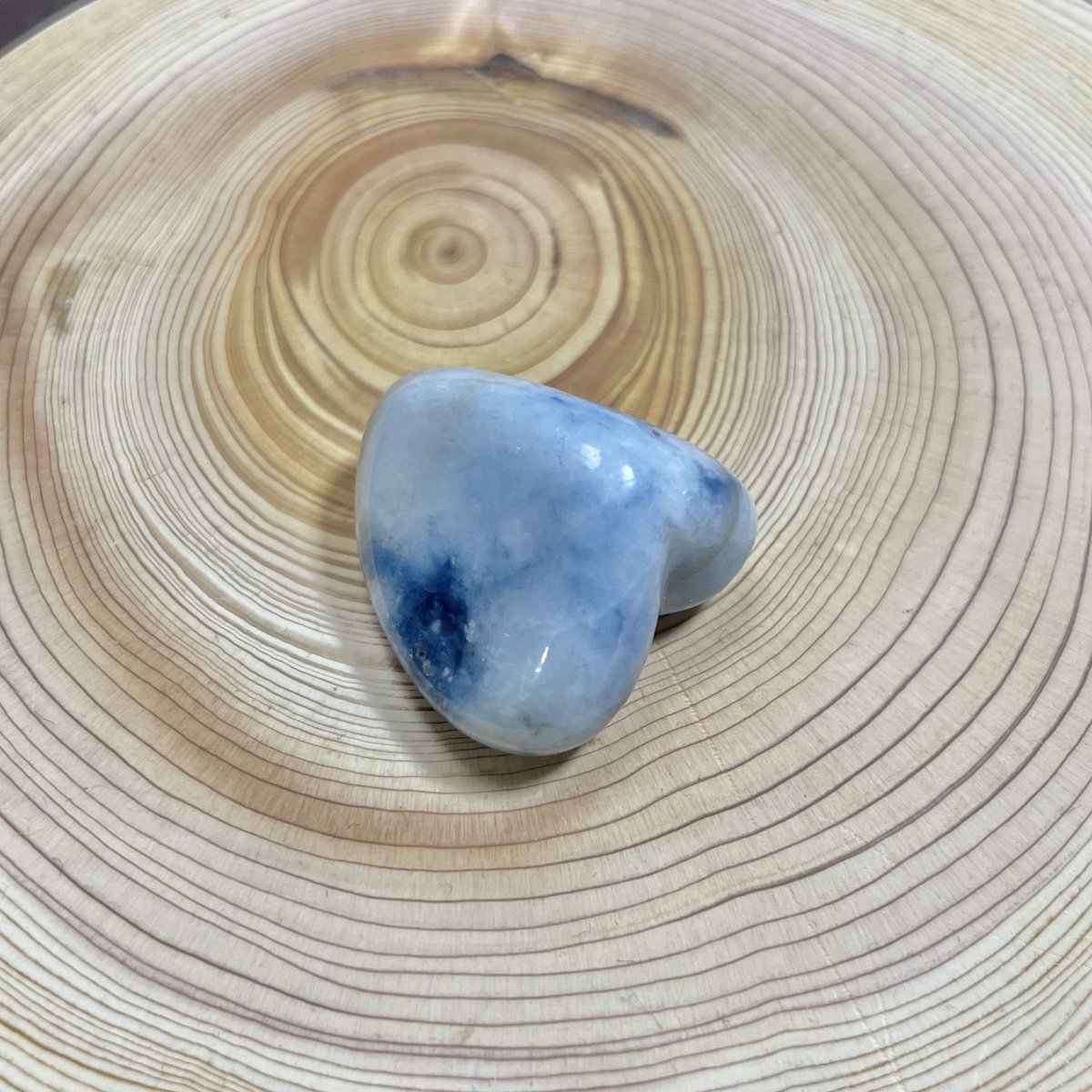 インクブルーの入ったコン沢翡翠💙 削るのが勿体無くて