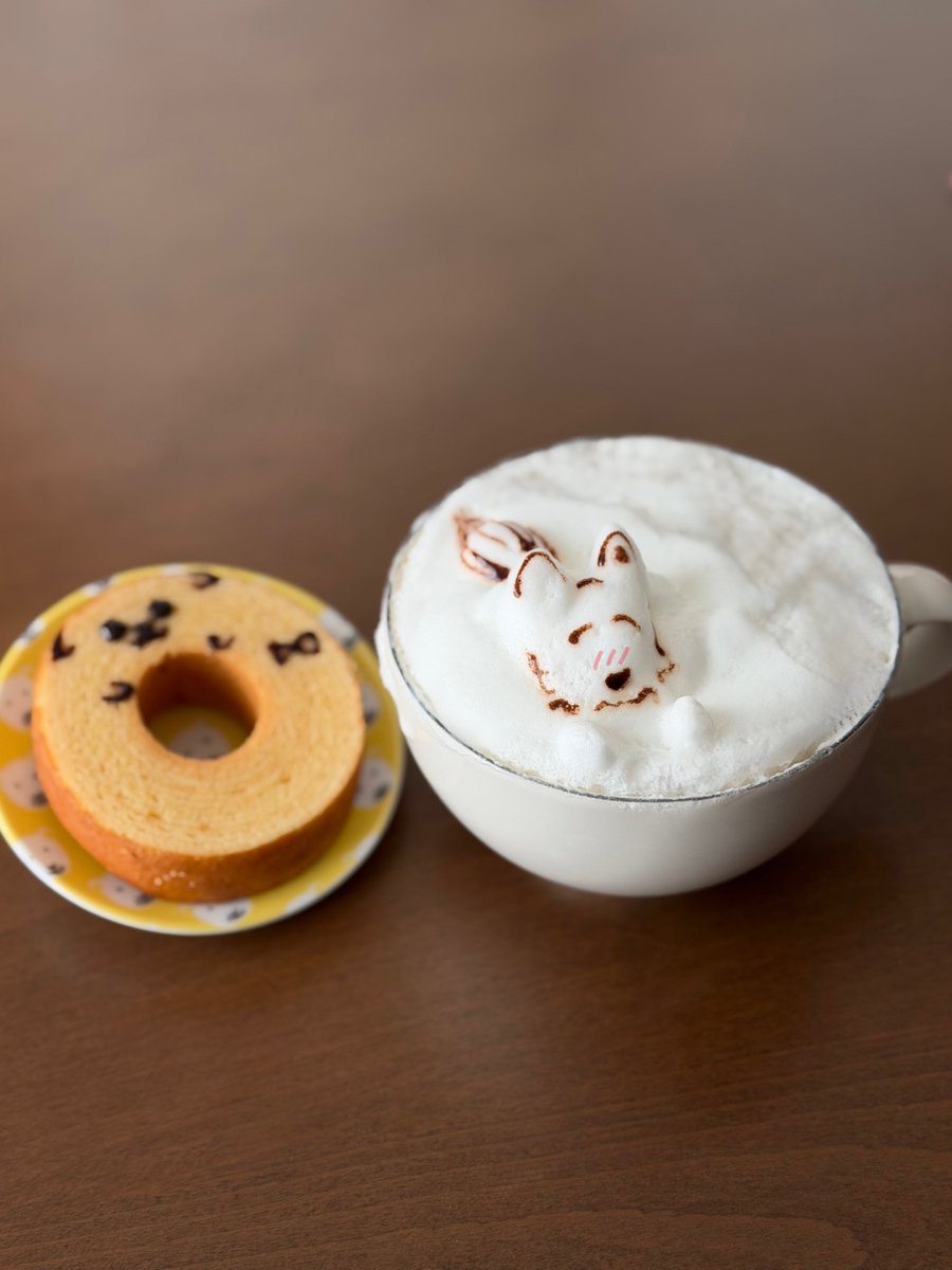 銀狐温泉ラテ♨️

困った時のラテアート☕️って思ったけど、ちょっと手順をミスってモタついたせいで泡がダメに🙃
残った泡で無理矢理です😇

最初、お湯に沈んで見えるように水面を描いたんだけど、顔の輪郭にしか見えないので消しました(絵描けない😂)

#あわいの民エアお茶会
#妄想くすまもカフェ🦌