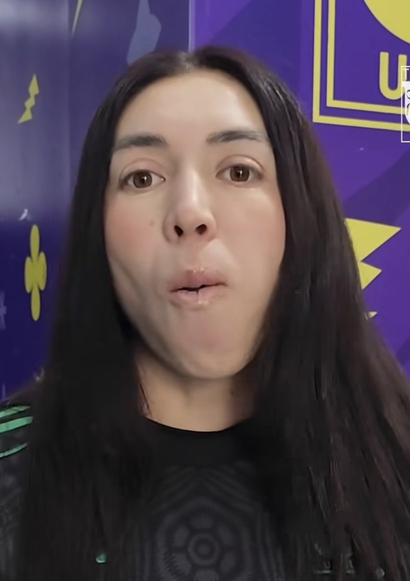 Aniviscaylizzy's tweet photo. La obesa de ojos virolos realmente cree que es bonita, para nada anivisca mejor ponte cubrebocas que solo lo q suben de ti es para hacerte memes @anikaarodriguez @TigresFemenil https://t.co/LiHu9aJxwV
