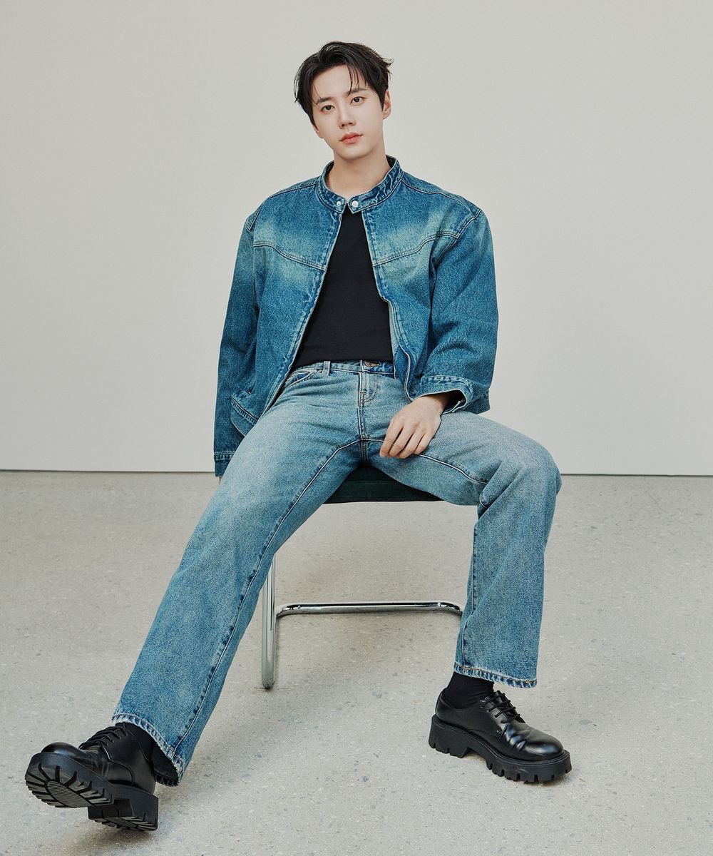 이준영 
다리 긴거 잘 보이는 이런 포즈가 느좋 🥵