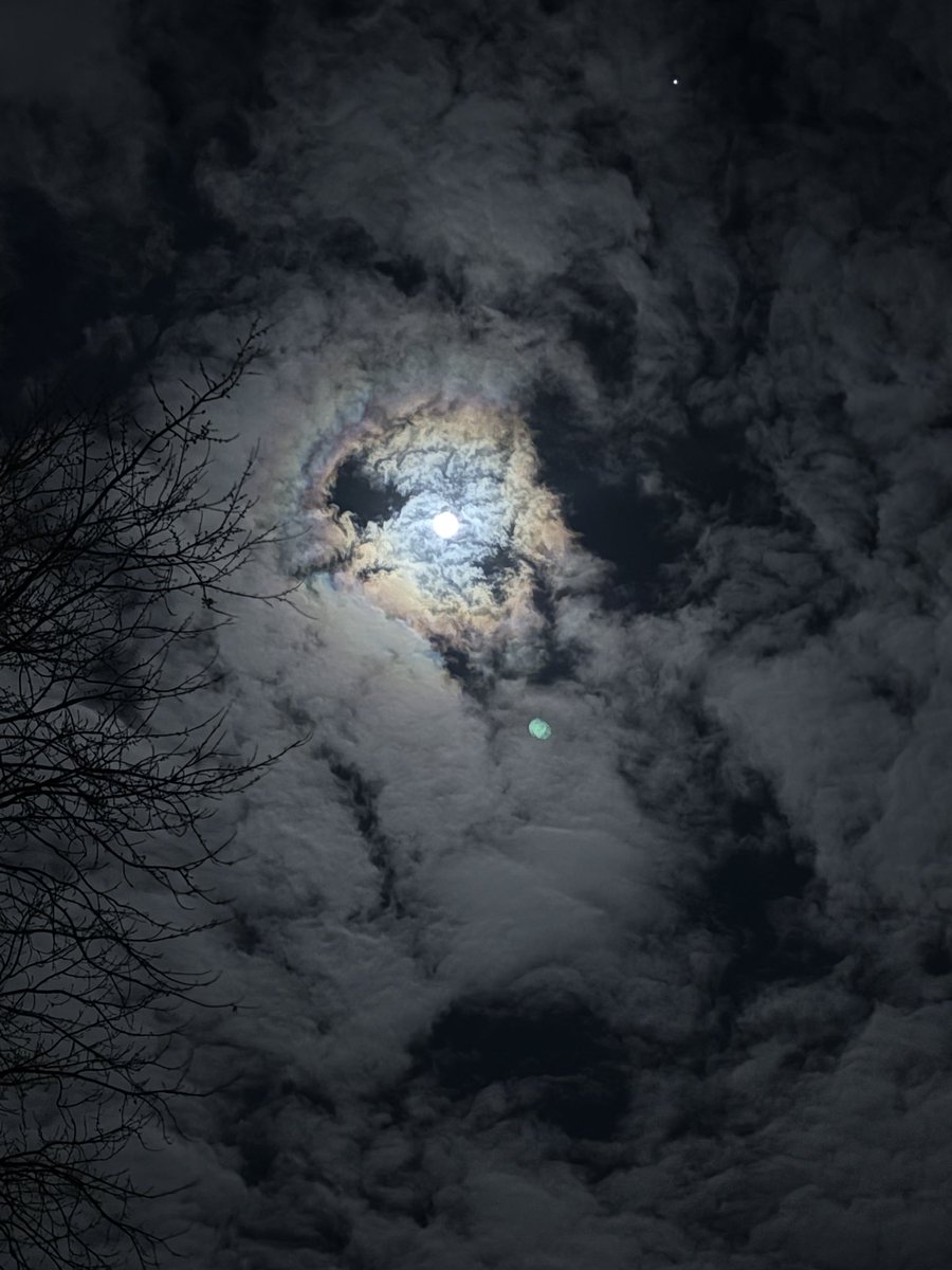 itsmeranger1's tweet image. The moon looks soo cool tonight! What a colorful ring around it! #4warn @Aaron_Brackett