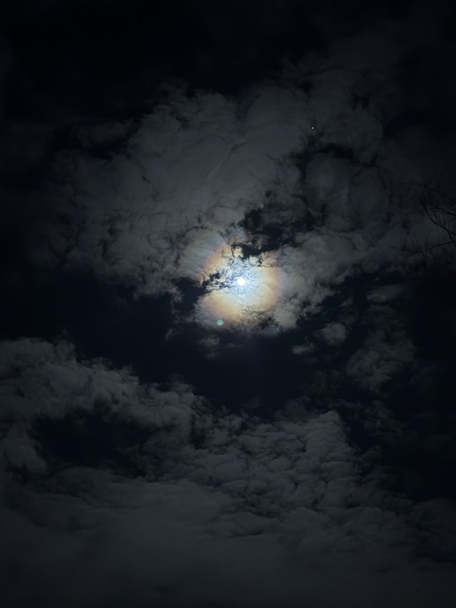 itsmeranger1's tweet image. The moon looks soo cool tonight! What a colorful ring around it! #4warn @Aaron_Brackett