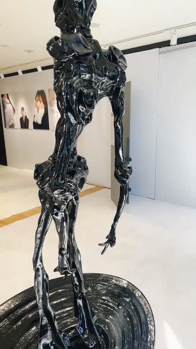 loki_suisai's tweet photo. 作品のあるとこに入っていいので後ろからも見れた…かっこいい… https://t.co/VXxlegWfZK