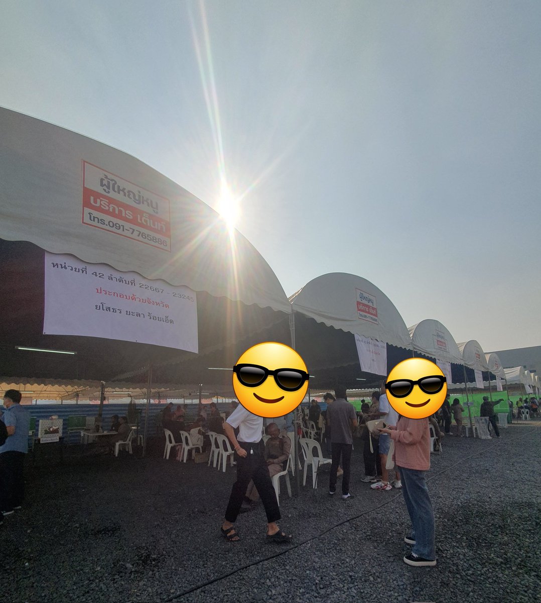 wadmon's tweet photo. ที่ฟิวเจอร์รังสิต เดิมสถานที่เป็นสนามฟุตบอล เปลี่ยนเป็นลานจอดรถ ที่กว้างมาเช้าลมเย็น ไม่ร้อนมาก  #เลือกตั้งล่วงหน้านอกเขต https://t.co/FqfEgfU2gE