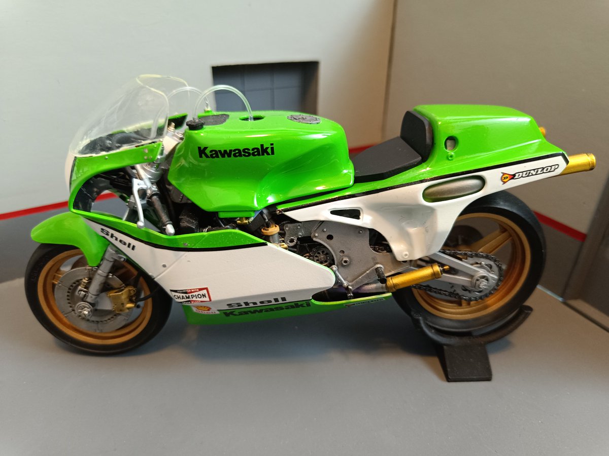 voromont's tweet photo. Aunque va será expuesta "desnuda", no he podido resistirme a vestirla para sacarle unas fotos y comprobar el resultado final de la restauración.
Espero que os haya gustado el episodio de las Kawasaki KR 500.
Sigamos modelando😉
#kawasaki #kr500 #tamiya #scalemodelbike https://t.co/c2TZPcaP1n