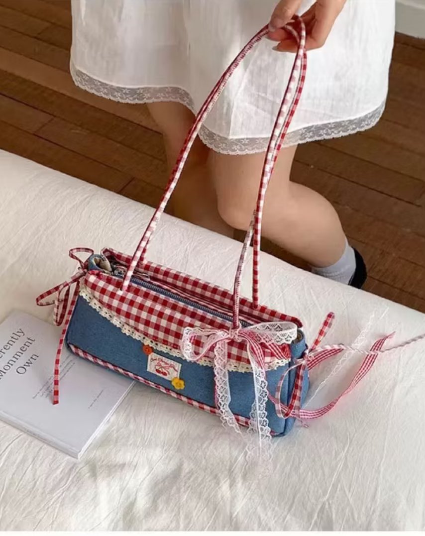 ireumeopseoo's tweet photo. Shoulder bag, but make it extra cute ✨
❤️💙

a thread- https://t.co/SdbtOP7UTE