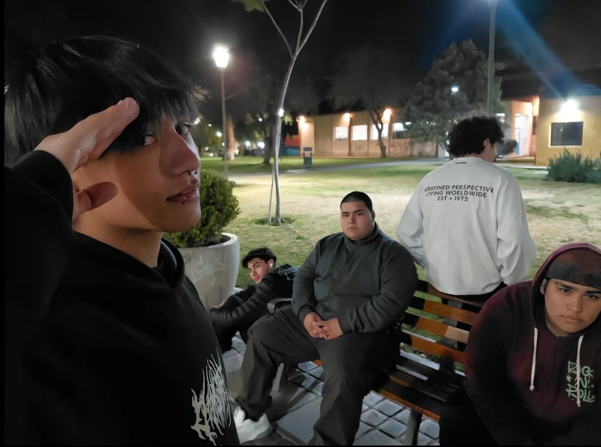 yeskiri's tweet image. 友達との集合写真センス良すぎて好き