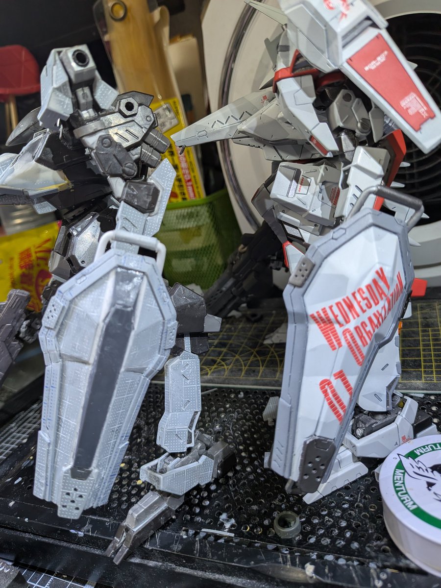 ヴィクセンとお揃いのシールド完成（と言うか再現）
コトブキヤのLEDソードの手持ちが無いのでツインプラズマトーチはオミット
ライフルはもうドラゴンでええか