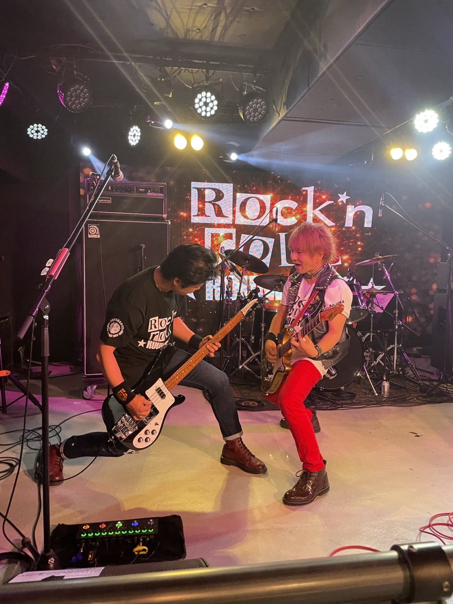 昨夜は梅田ODYSSEYで
ROUNDARTSのライブに
サポートベースで初参加！

めちゃくちゃ楽しい夜でした！
遊びに来てくれた皆さん
ありがとうございました♬
たくさんの笑顔最高でした‼️

次の大阪は
ROUNDARTS
3月7日(土)堺筋本町
Club MERCURY

🎫予約はDMで🎫
皆さんよろしくお願いします！